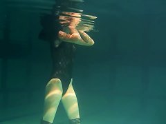Free Porn Slim Raven-haired Cutie Undresses While Diving Inside Of A Pool
